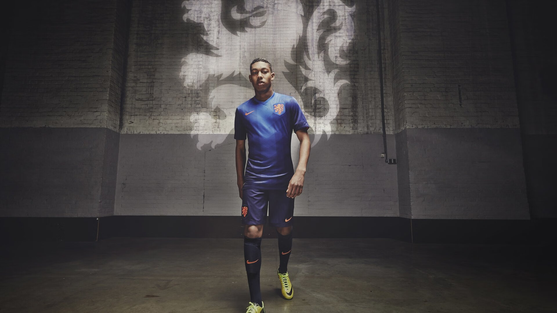 剑折旗裂，一柱擎天，王皓独擎那面不曾倒下的旗帜